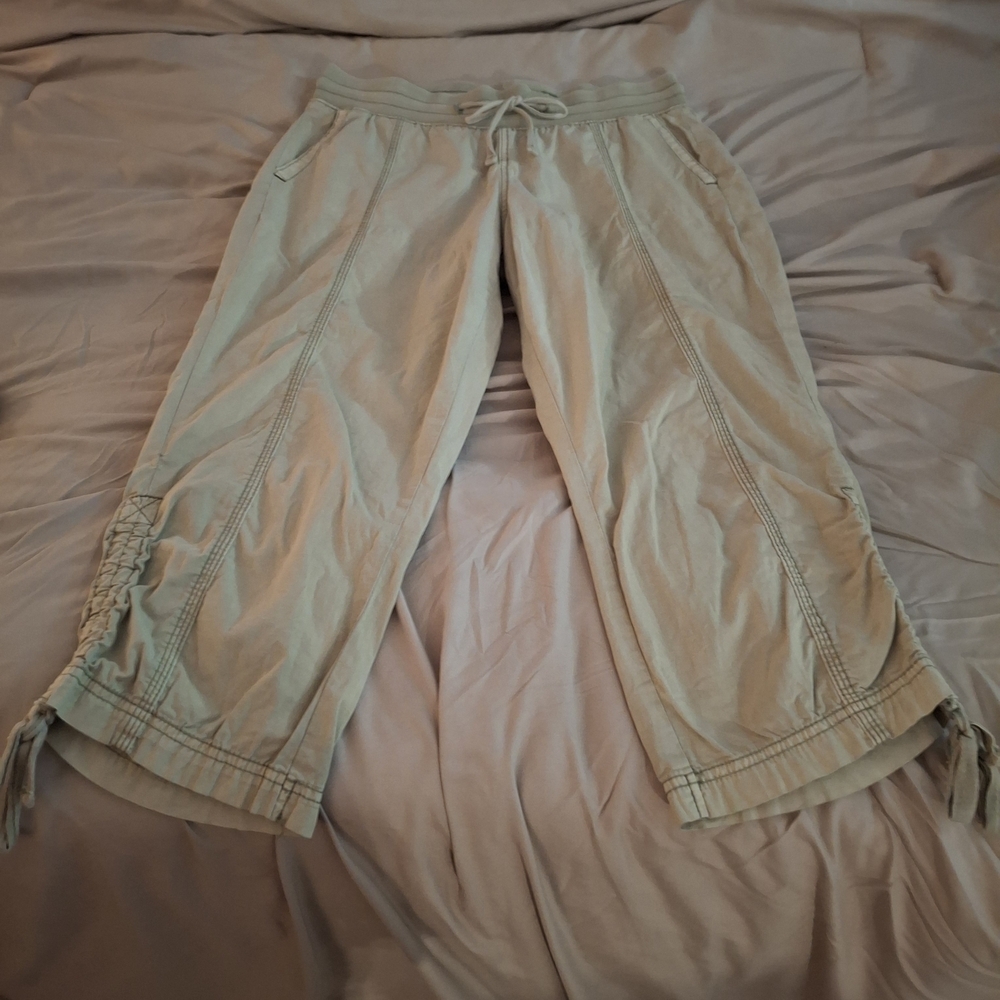 Jag Women's Light Green Cropped Cargo Pants - Picture 3 of 11